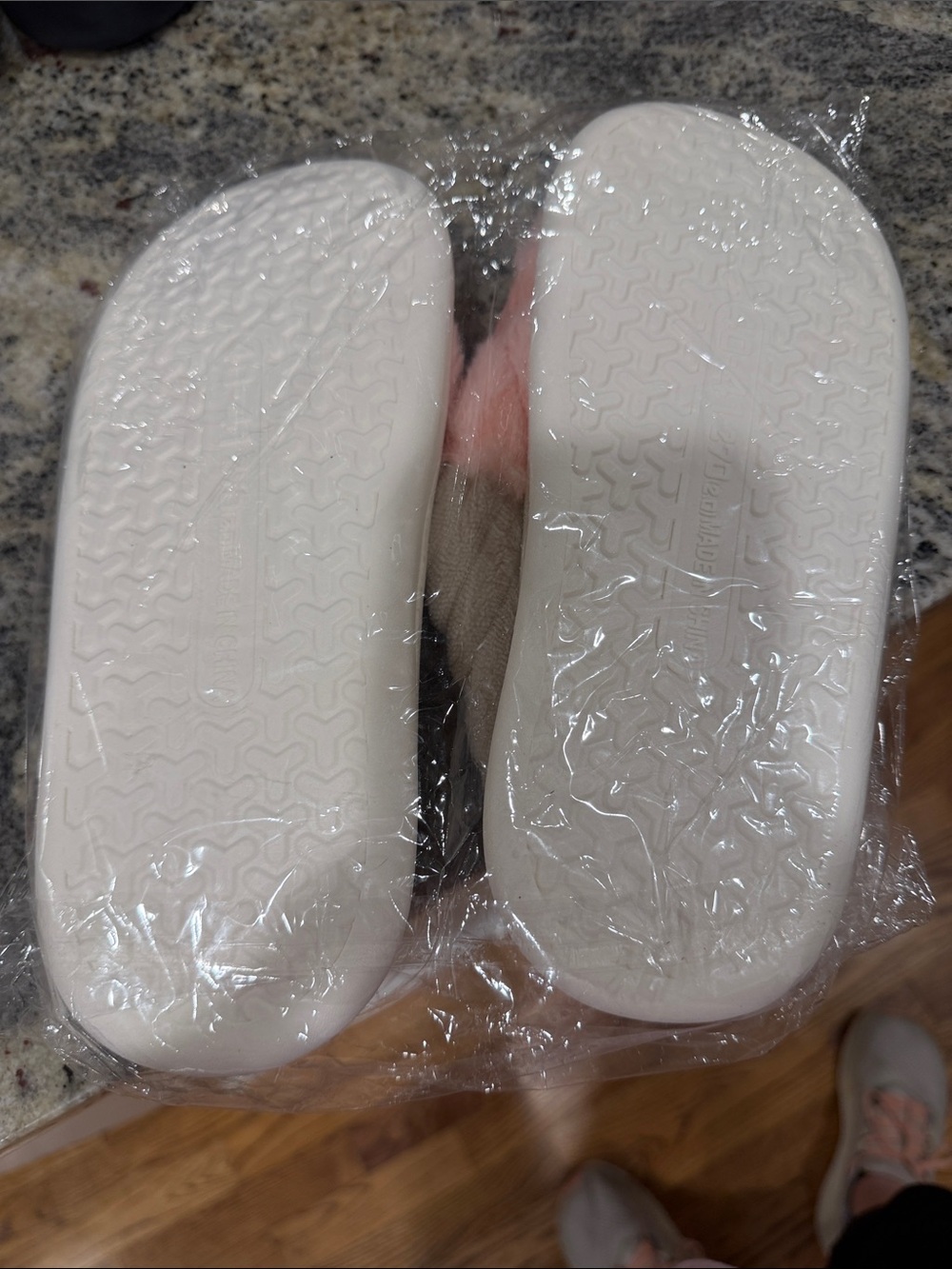 Cozy Pink Check Slippers - Plush Indoor Shoes size 40-41 NWT - Picture 2 of 2